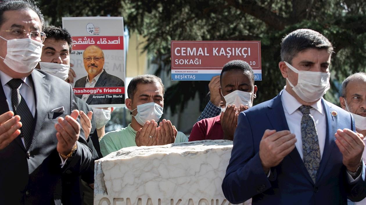 Familiares y amigos protestan frente al consulado saudí. 