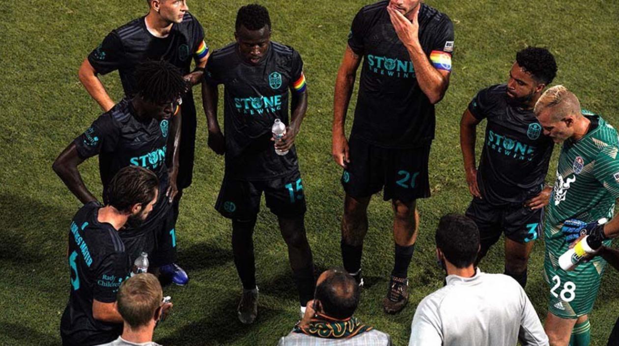 Landon Donovan habla con sus dirigidos. 