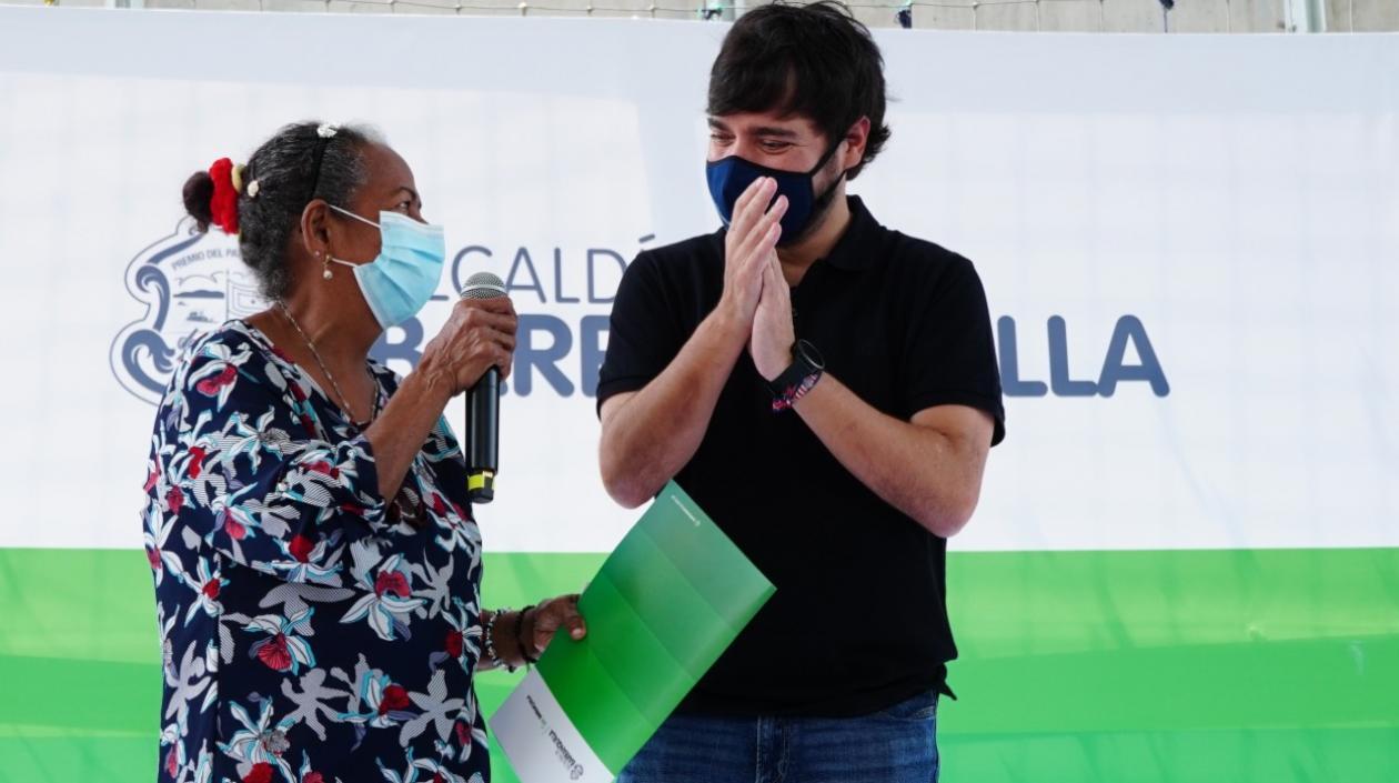 Jaime Pumarejo y una de las beneficiarias. 