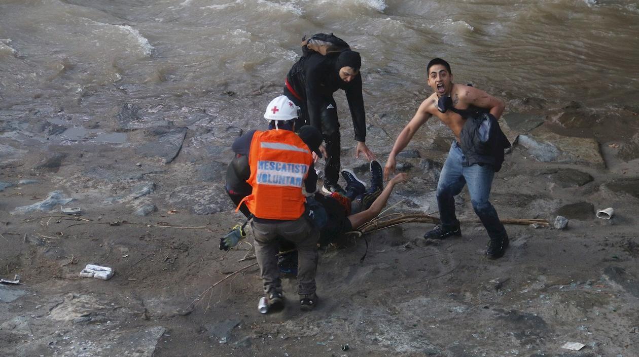 El joven cayó al río desde un puente tras un forcejeo con carabineros en medio de una protesta.