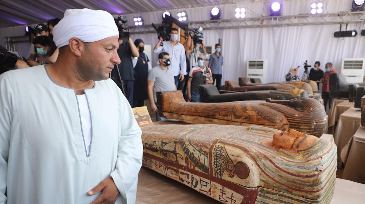 Casi una treintena de los 59 sarcófagos descubiertos yacían este sábado ante la muchedumbre.