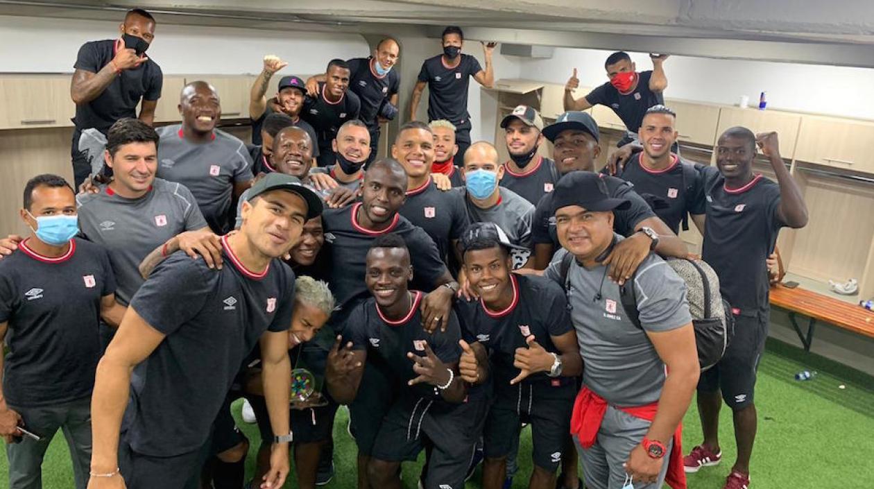 Jugadores del América de Cali celebrando en el camerino.