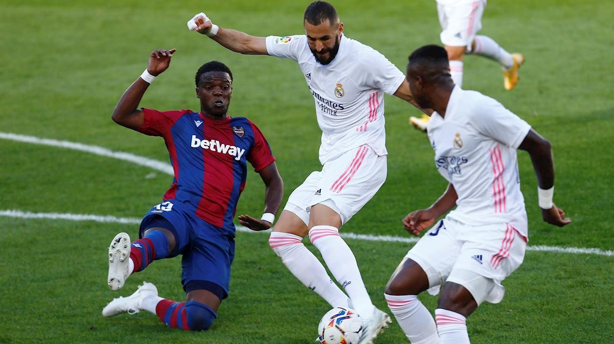 Bnezema y Vinicius en una acción de partido. 