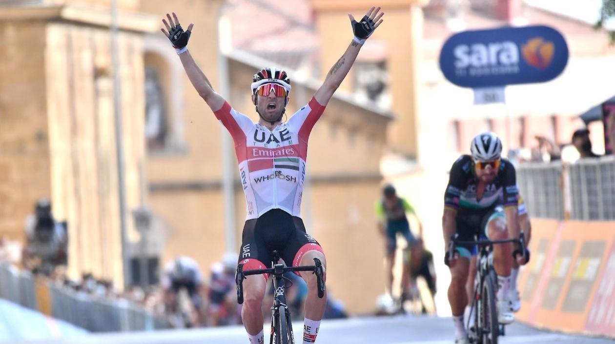 Diego Ulissi se impone en la meta. 