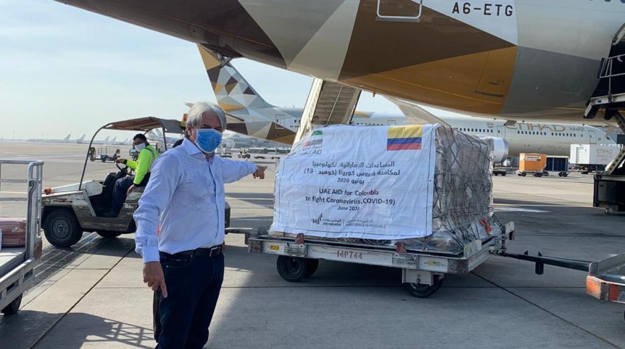 Embajador Jaime Amín, despachando la ayuda humanitaria.