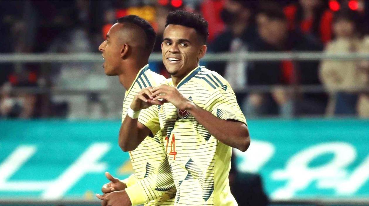Luis Díaz, celebrando con la camiseta de la Selección Colombia.