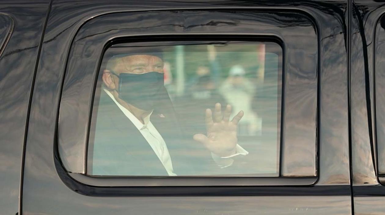 Trump salió del hospital a saludar