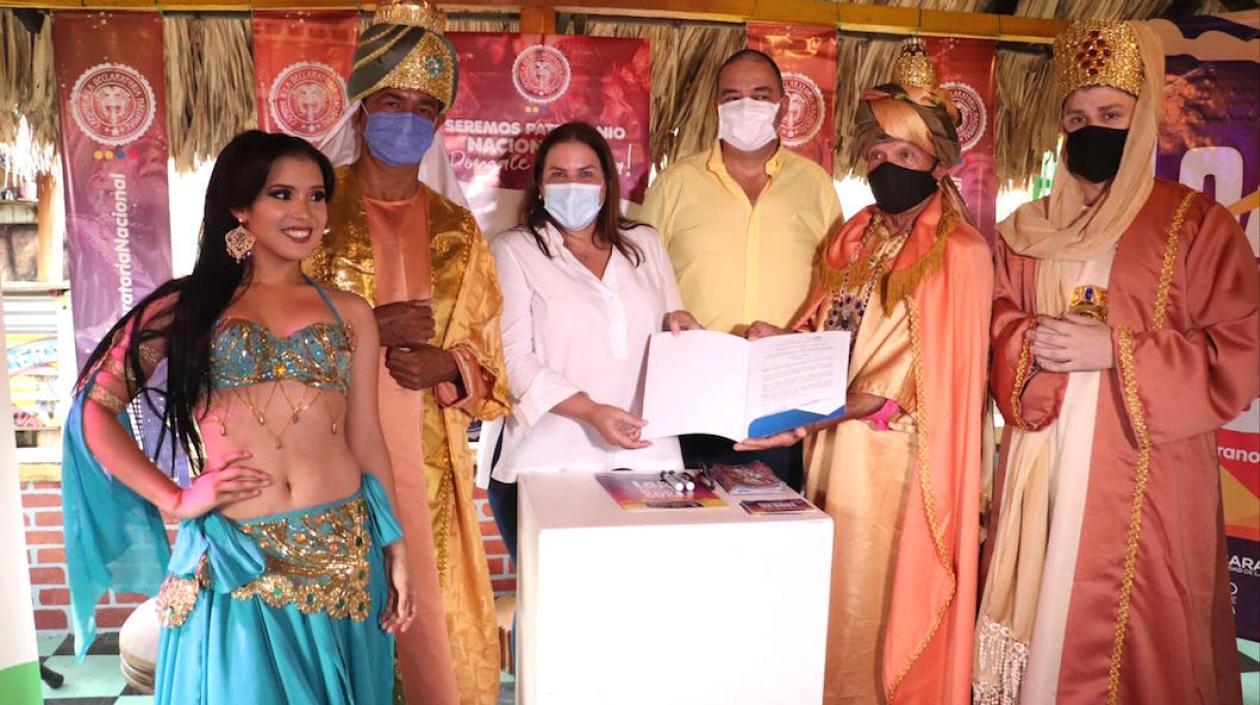 El Alcalde Roberto Celedón y la Representante Martha Villalba, socializando el Proyecto de Ley.