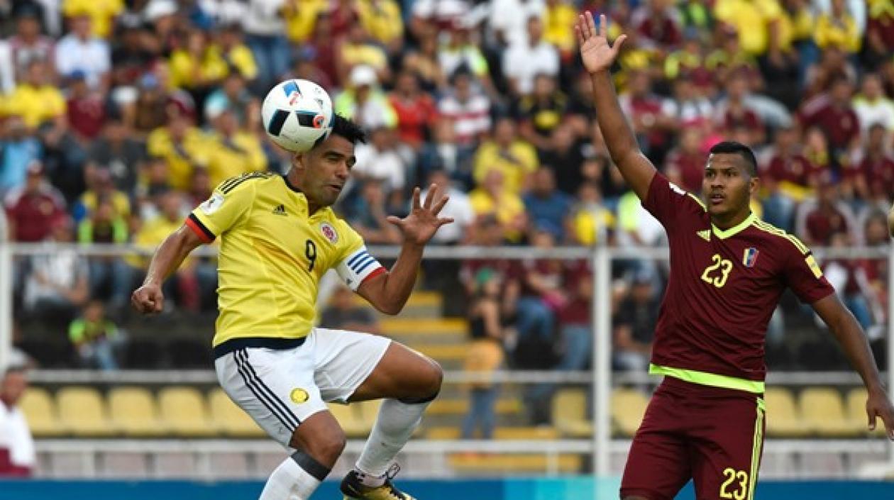 Salomón Rondón en una jugada contra Colombia.