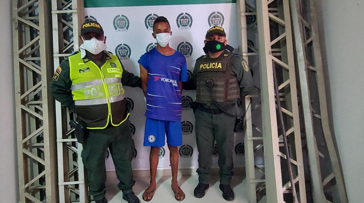 Anderson José Venera Acosta y las barandas recuperadas. 