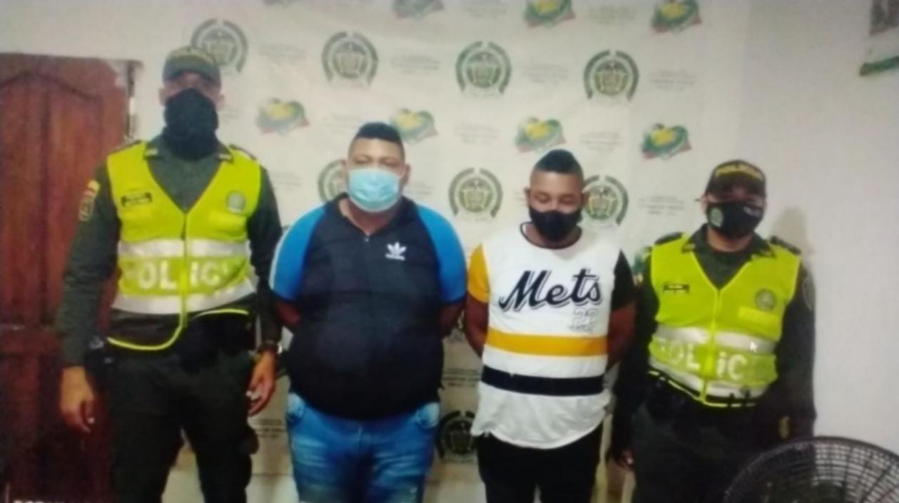 Jhonatan Stiwar Amador Castillo, alias ‘Maldad’; y Devannis Jesús Vargas Godoy, cuando fueron capturados el día de los hechos. 