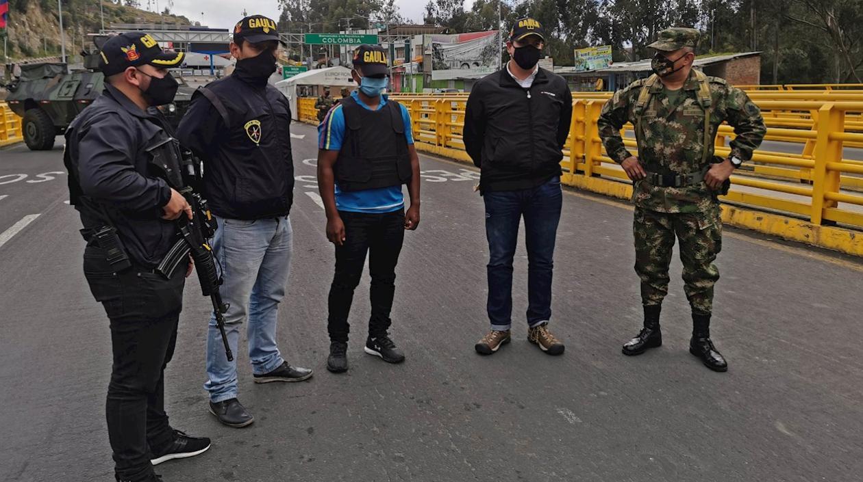  El ecuatoriano Dani M. (c), de 37 años, junto a miembros de las GAULA es devuelto a su país, el 24 de septiembre de 2020, en Tulcán (Ecuador)