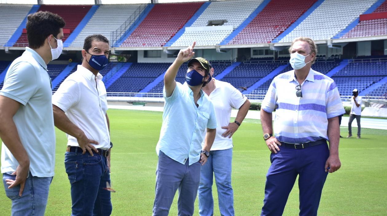 El Alcalde Jaime Pumarejo y el presidente de la FCF Ramón Jesurun, durante la visita de inspección.