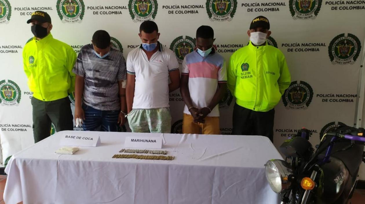 A los capturados les hallaron marihuana y cocaína durante la diligencia de allanamiento. 