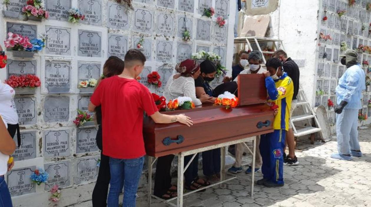 Amigos y hasta compañeros de trabajo llegaron a despedir a Joel en el cementerio. 
