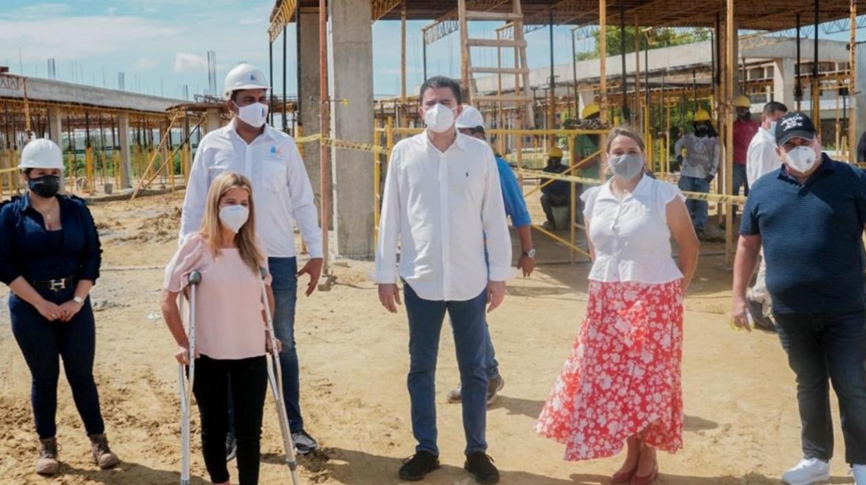 La Gobernadora, Elsa Noguera, y el alcalde de Soledad, Rodolfo Ucrós, inspeccionaron el avance de las obras. 