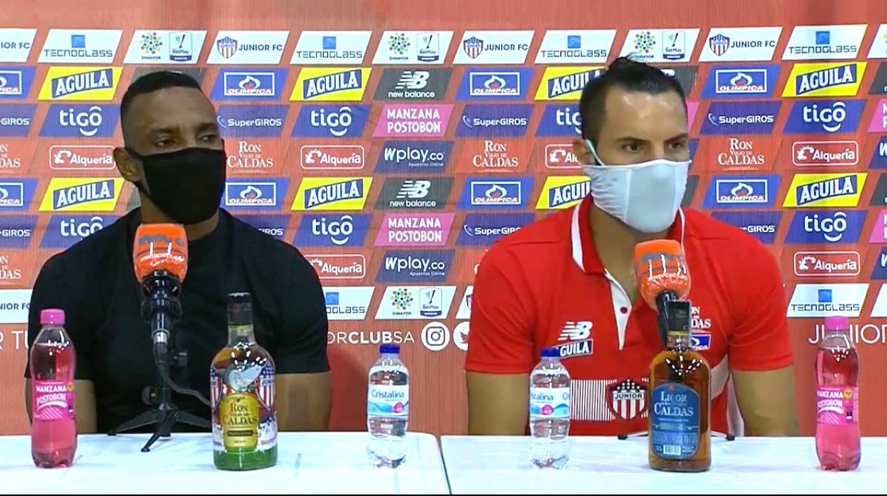 El DT Luis Amaranto Perea y el capitán Sebastián Viera, en la rueda de prensa.