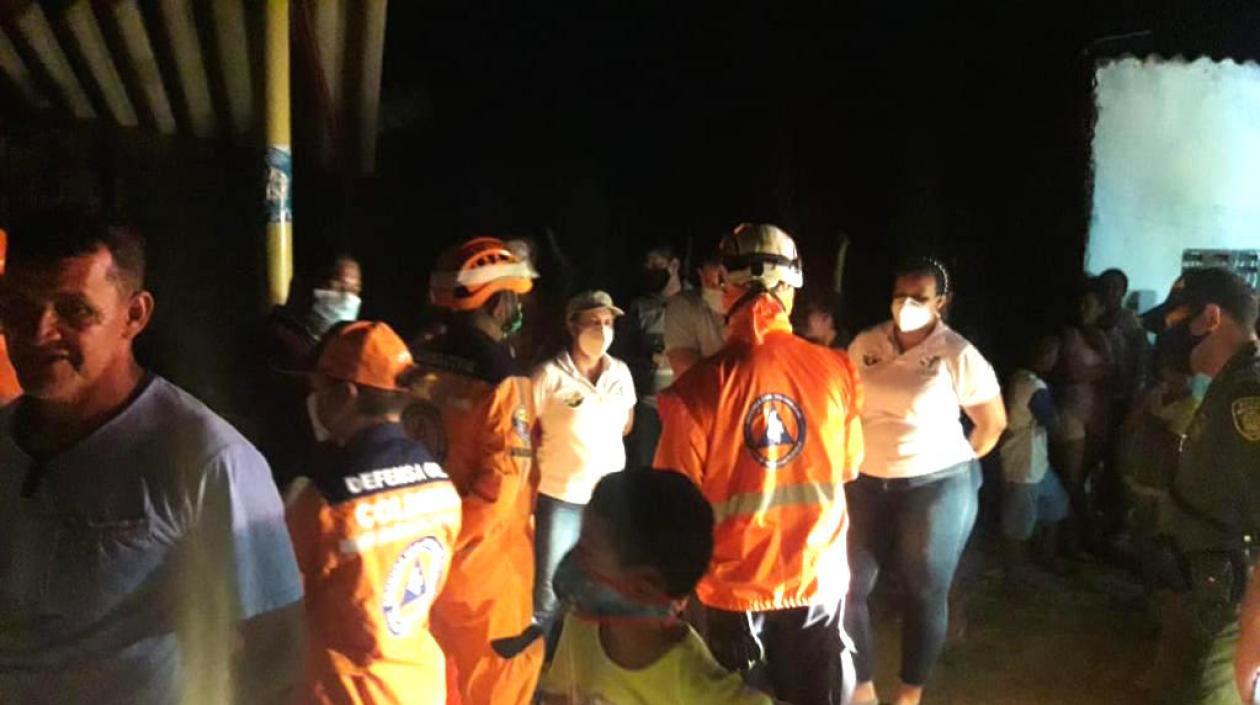 Unidades de la Defensa Civil atendiendo la emergencia.