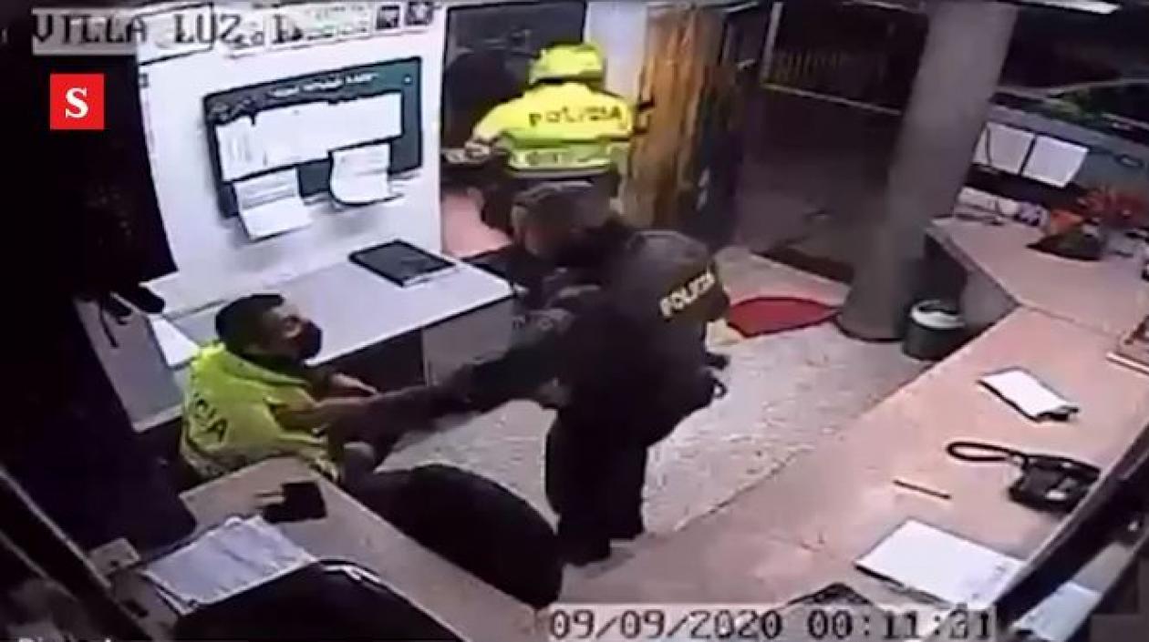 Momento en que es ingresado arrastrado Javier Ordónez al CAI de Villa Luz. 