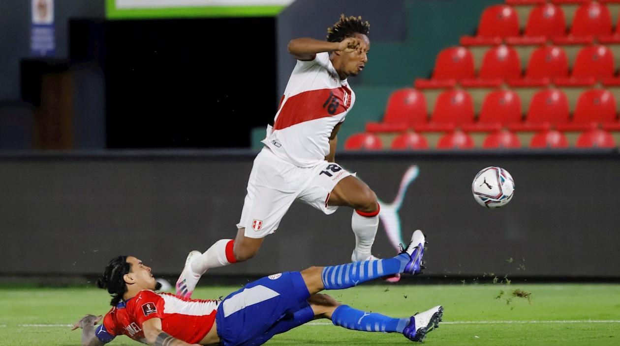 Gustavo Gómez de Paraguay disputa un balón ante André Carrillo de Perú.