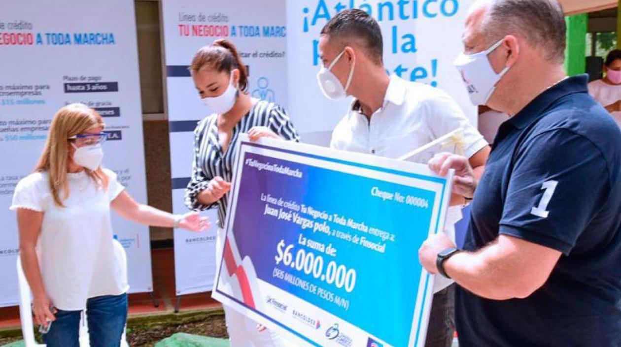 La Gobernadora Elsa Noguera entregando crédito a un beneficiario.