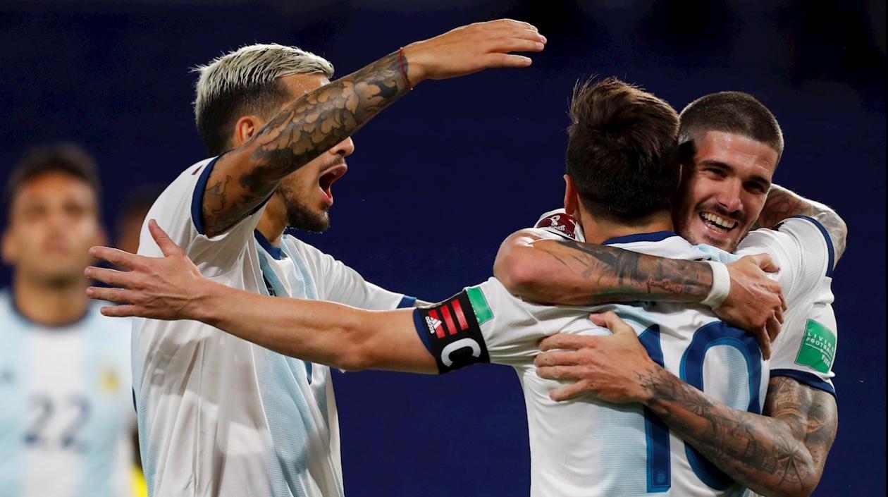 Lionel Messi festeja con sus compañeros. 