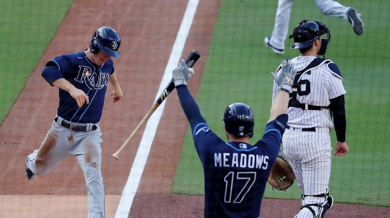 Joe Wendle anota una carrera para Tampa. 