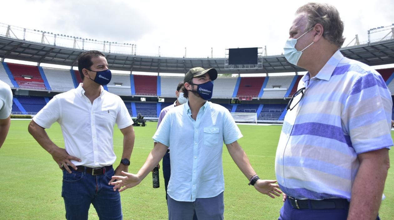 El Alcalde Jairme Pumarejo en el estadio Metropolitano con Ramón Jesurún y Gabriel Berdugo. 