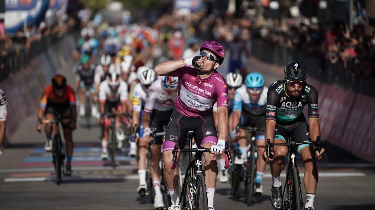 Arnaud Démare celebra su victoria. 