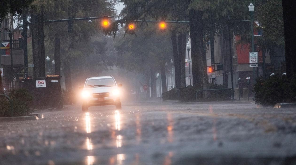 El ojo del huracán tocó suelo estadounidense en la noche de este viernes. 