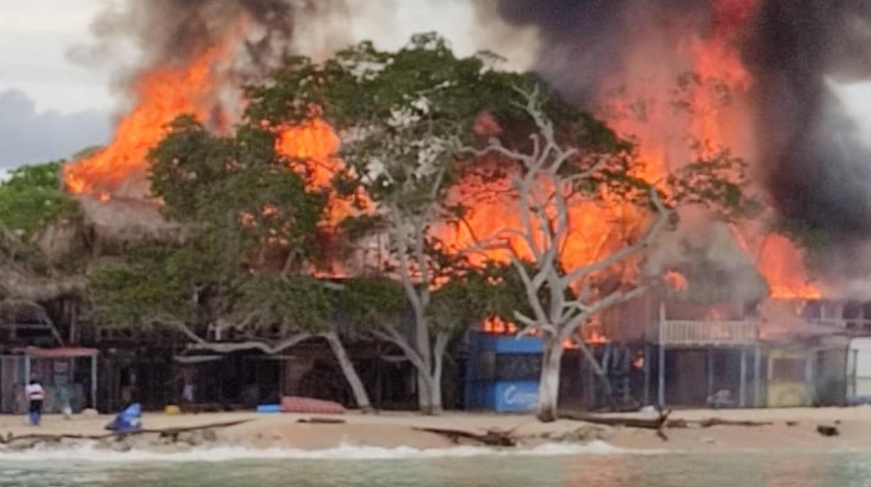 Los quioscos resultaron seriamente afectados por el incendio. 