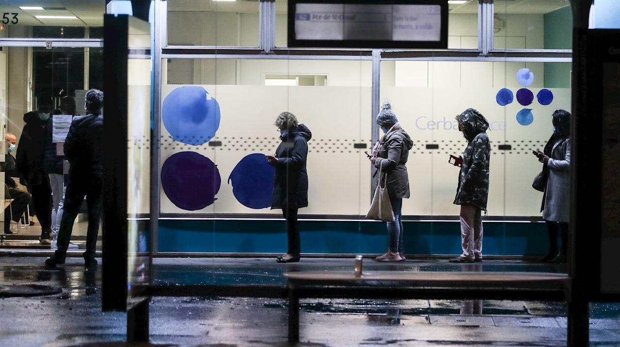 Varias personas esperan su turno en la puerta de un laboratorio de París para someterse a una prueba de coronavirus. 