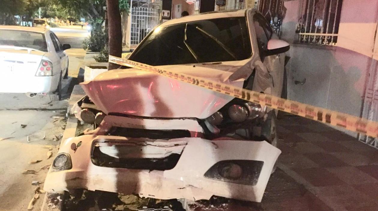 El vehículo quedó encima de la terraza de la vivienda. 