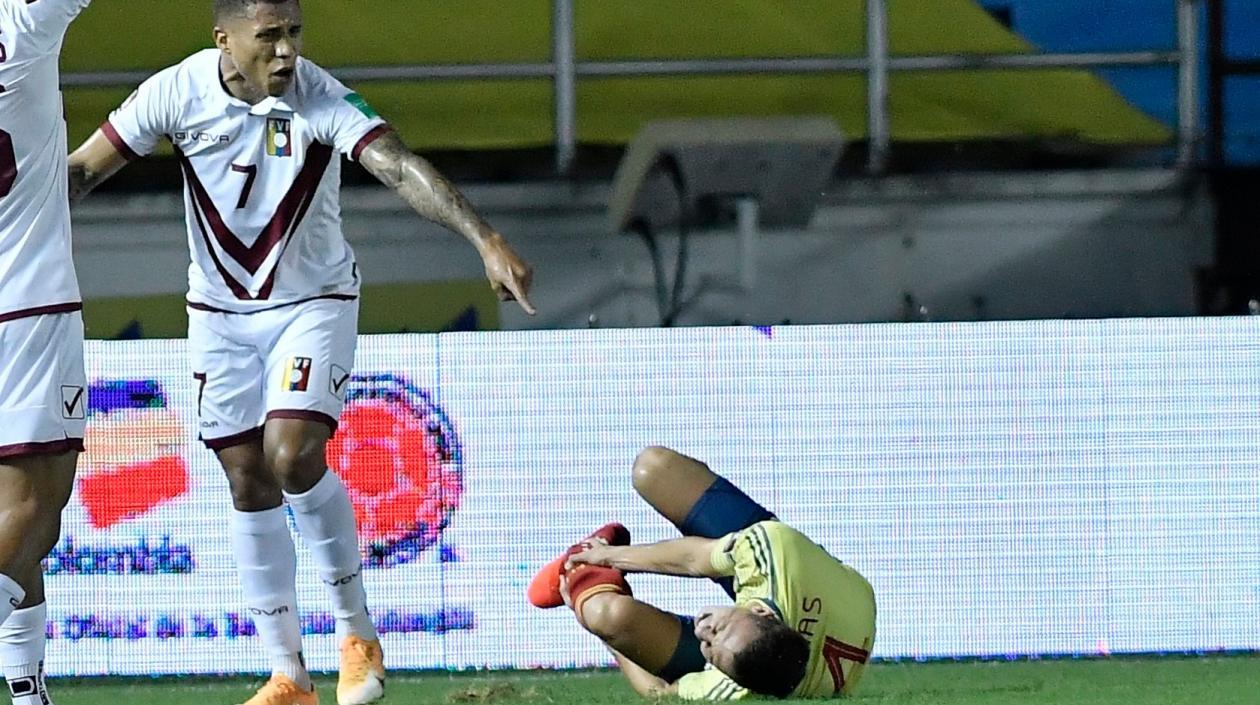 Santiago Arias al momento de su lesión. 