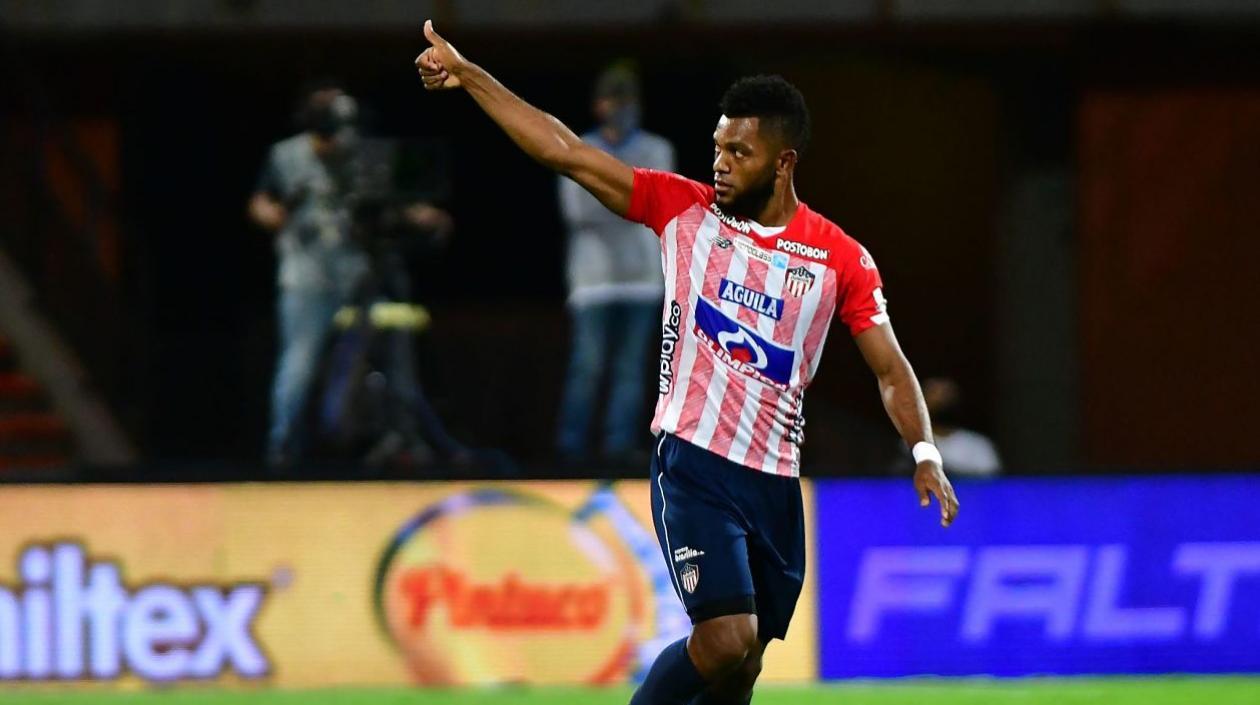 Miguel Ángel Borja celebrando el gol juniorista con Fabián Viáfara y Marlon Piedrahita