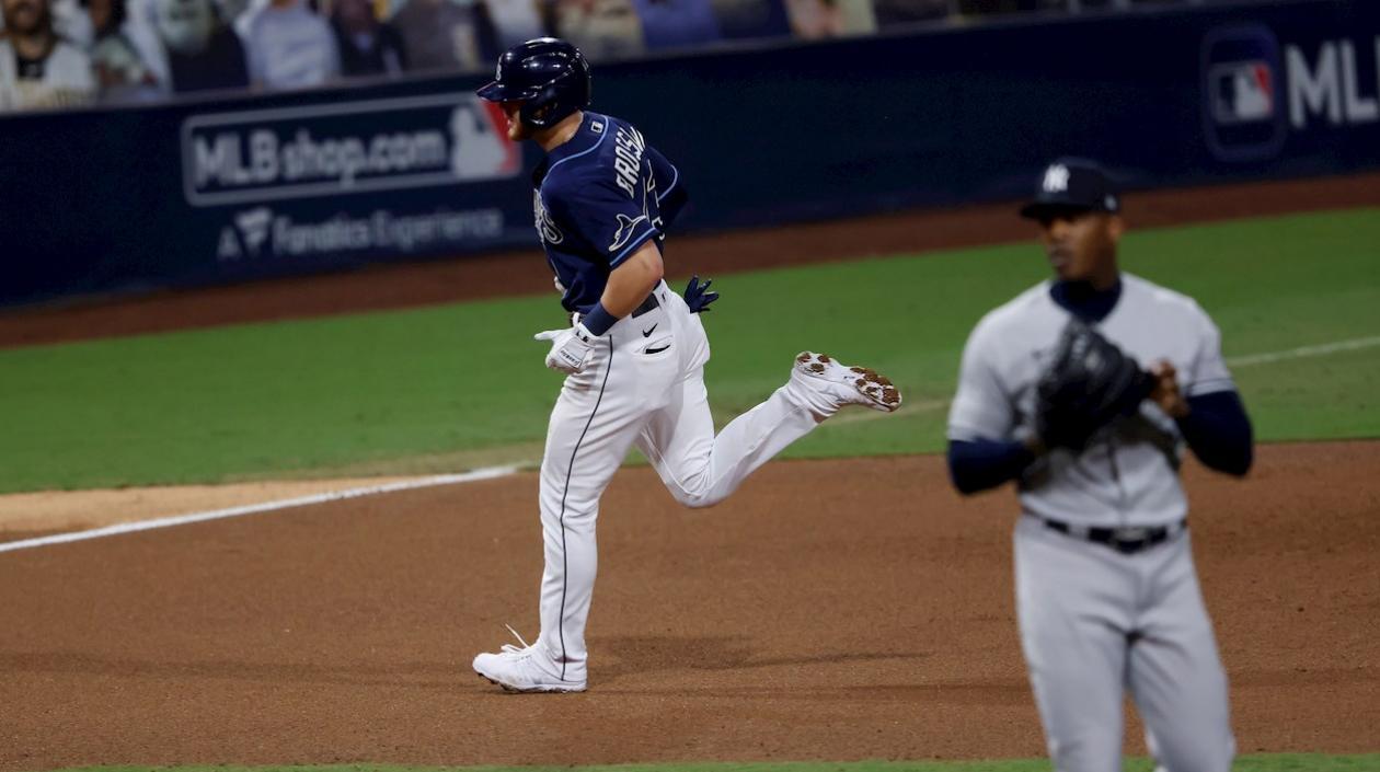 Michel Brosseau corre las almohadillas tras su batazo. 