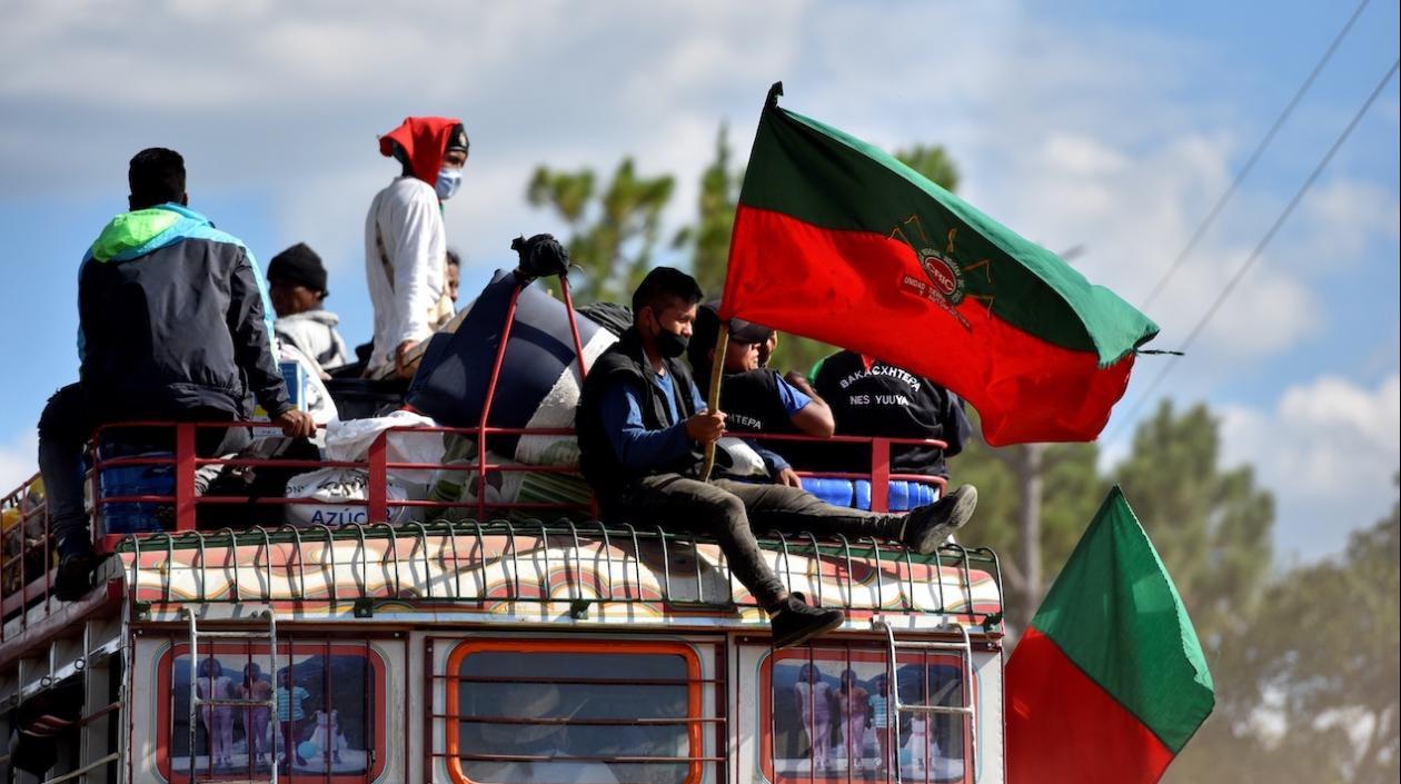 Varios indígenas se transportan hoy sobre un bus escalera o "chiva" en Caldono, Cauca.