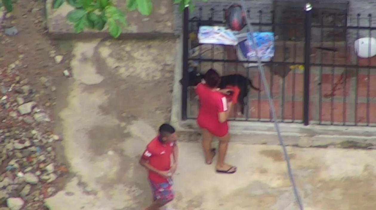 Alias 'La pelu', montando el trapo rojo en la reja de su casa.