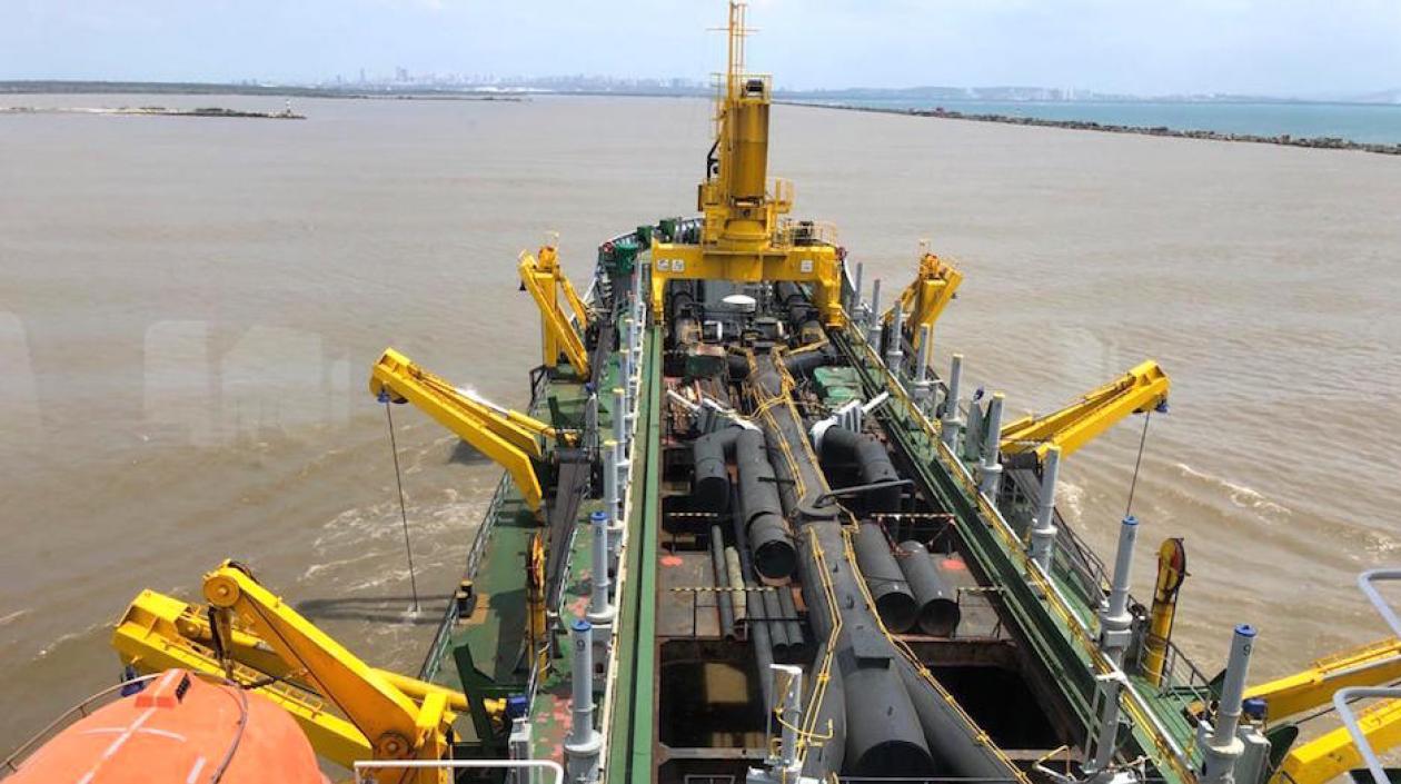 La draga Hang Jun 5001 en el puerto de Barranquilla.