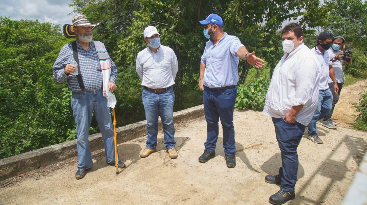 El Director de la CRA Jesús León Insignares inspeccionando la zona.