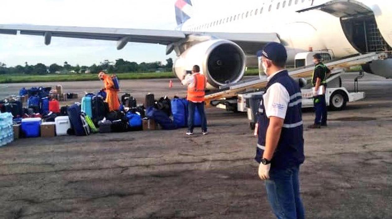 La autoridad aeronáutica solo mantiene los vuelos humanitarios.