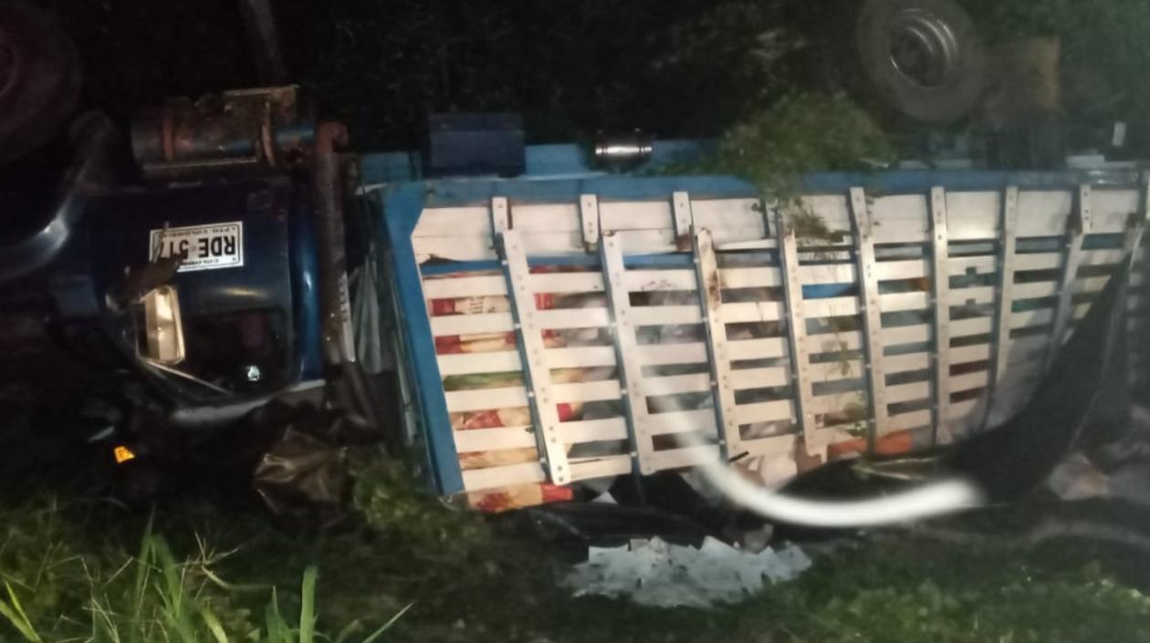 Así quedó el camión tras volcarse.