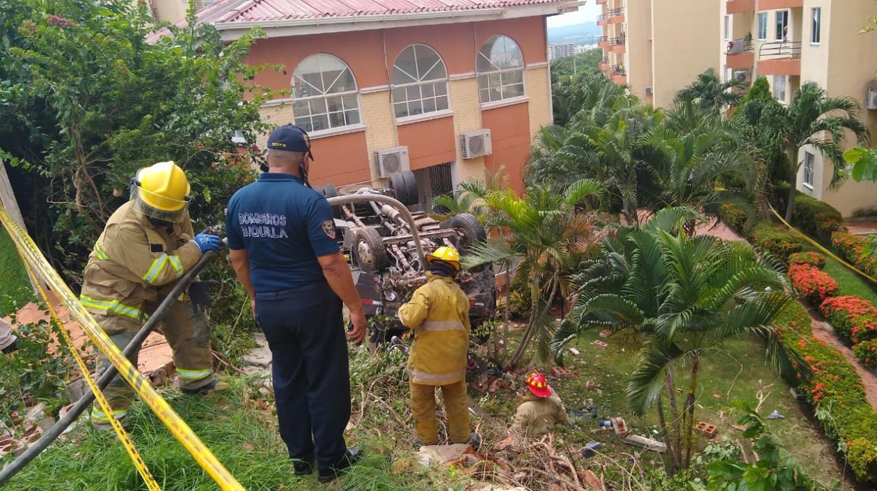Los bomberos hicieron presencia en el lugar del accidente. 