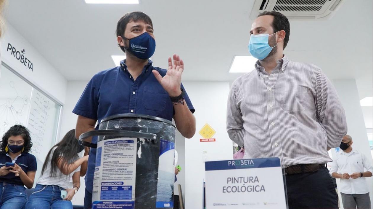 El Alcalde Jaime Pumarejo observando los trabajos realizados.
