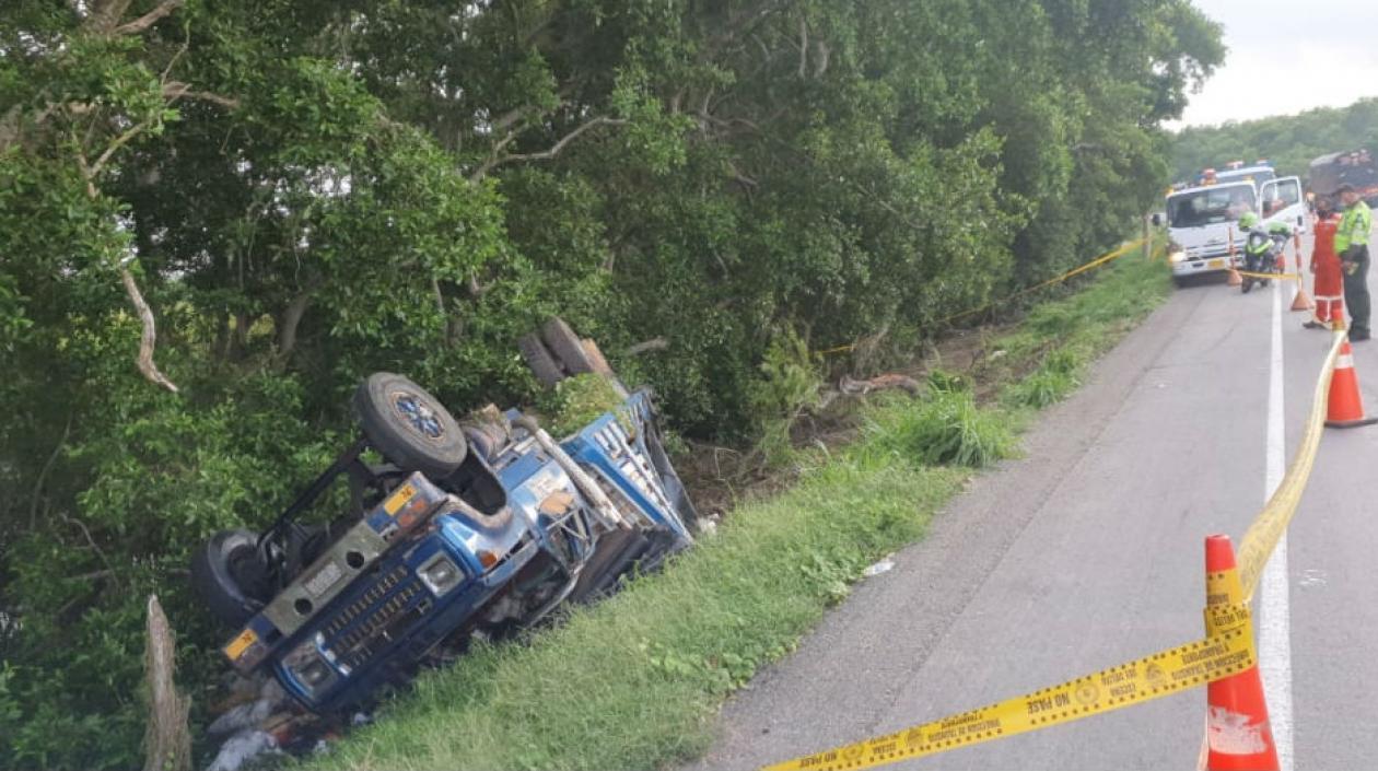El camión volcado a un lado de la vía. 