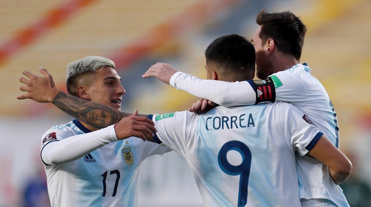 Joaquín Correa de Argentina celebra el gol del triunfo con Lionel Messi y Nicolás Domínguez.