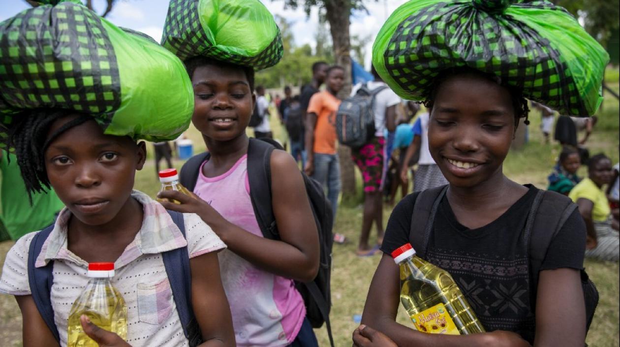 Mozambique: colegialas de Beira llevándose raciones a casa antes del cierre de las escuelas en abril. 