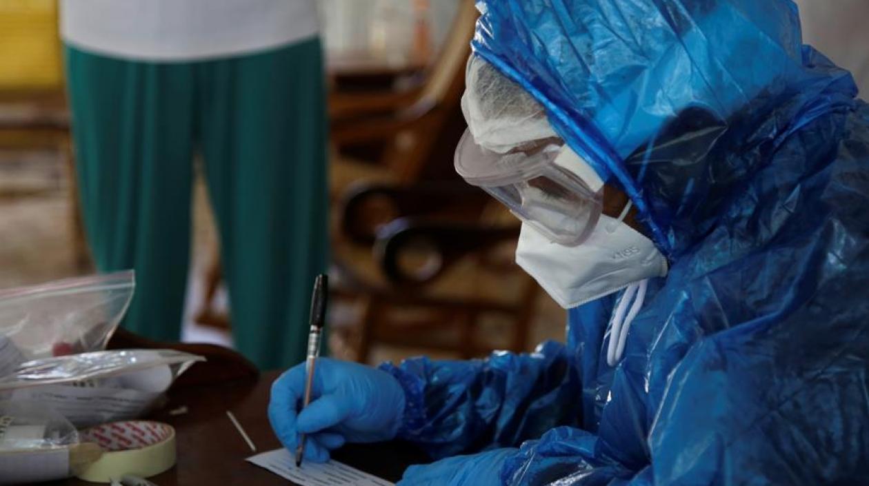Profesional de la salud trabajando en pandemia.