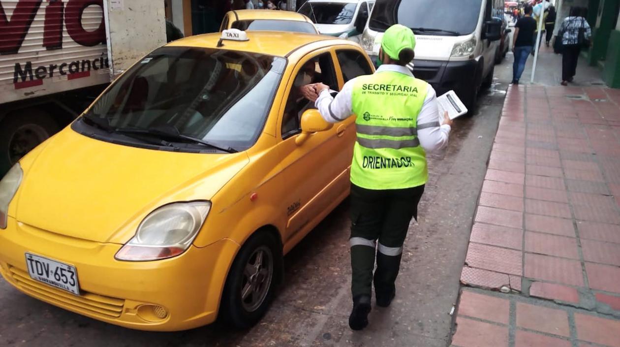 Una orientadora del Tránsito socializando el cambio de sentido vial.
