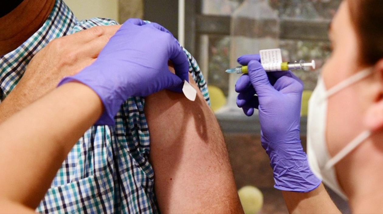 Johnson & Johnson pausó los ensayos clínicos de la vacuna Covid-19.